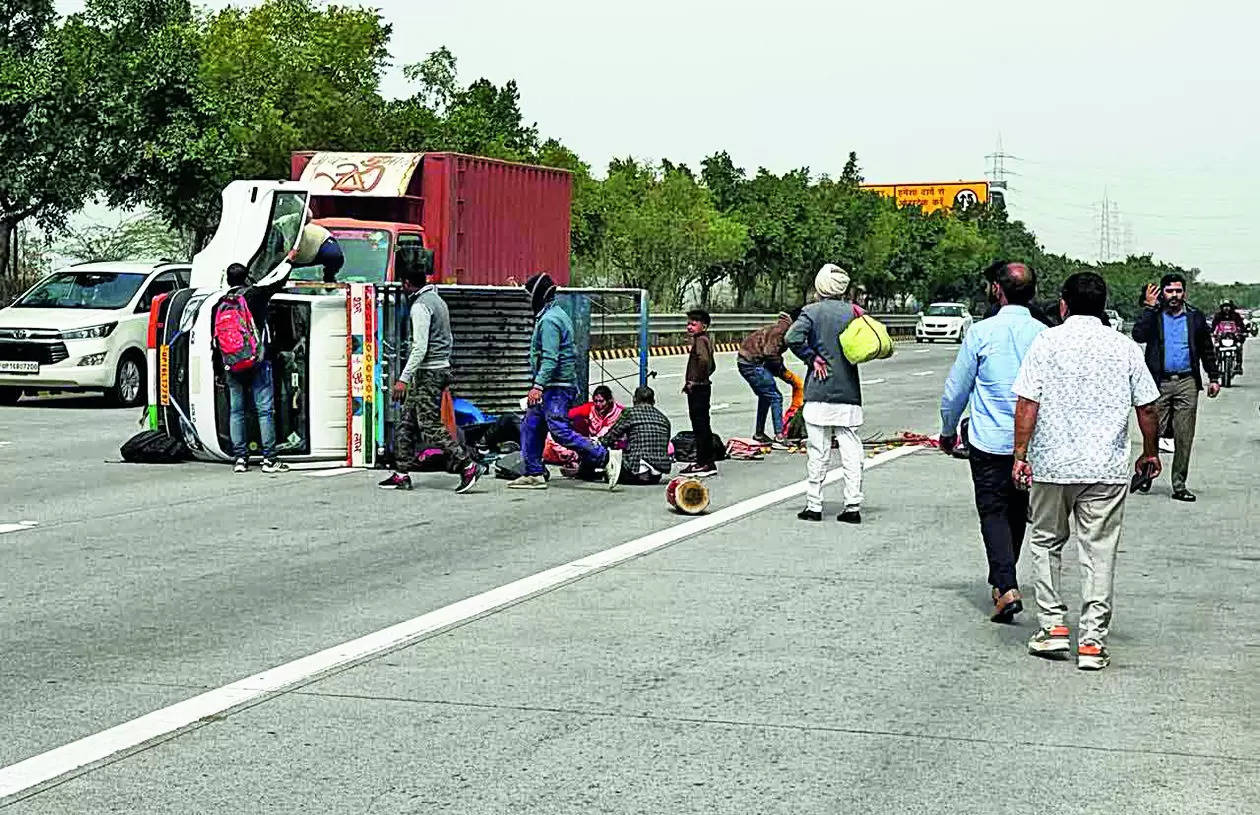 Tempo skids on YXP as driver tries to overtake car; 7 injured | Noida News – Times of India