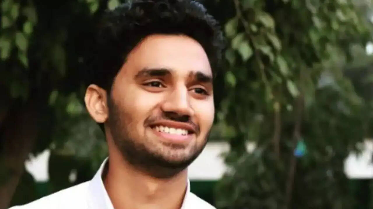 Indian man dies in NY fire; people seen hanging out windows