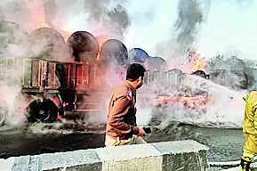 Traffic disrupted for many hrs after fire breaks out in trailer | Kanpur News – Times of India