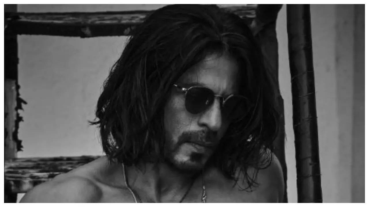 SRK goes shirtless in his latest pic; fans REACT
