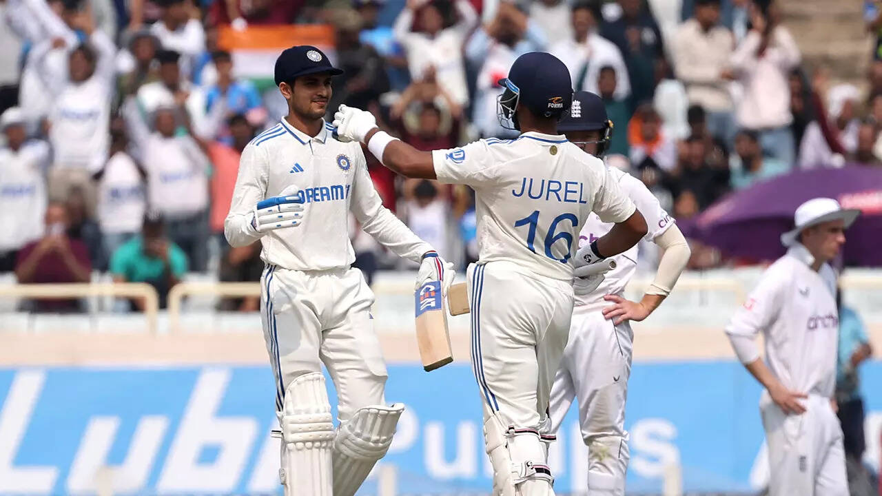4th Test Live: England spinners dent India's run chase