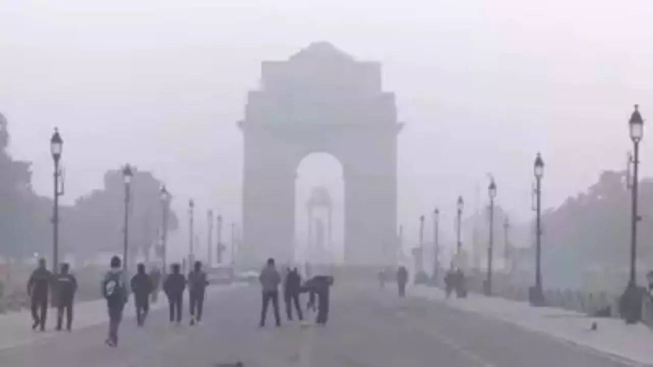 Delhi Temperature News: Mercury dips to 9.9 degrees Celsius in Delhi | Delhi News – Times of India