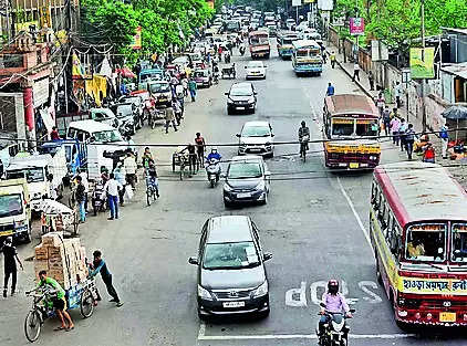 Strand Rd repaired to decongest CR Ave Kolkata: KMC converts it into a bituminous concrete stretch | Kolkata News – Times of India