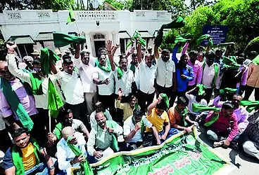 Farmers protest in front of Simmha’s office in Mysuru