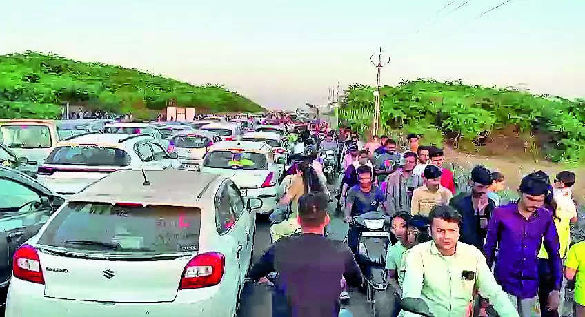 Instead of Suvali beach festival, people end up in traffic jams