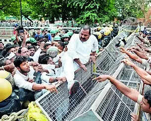 Cong workers clash with cops near secretariat