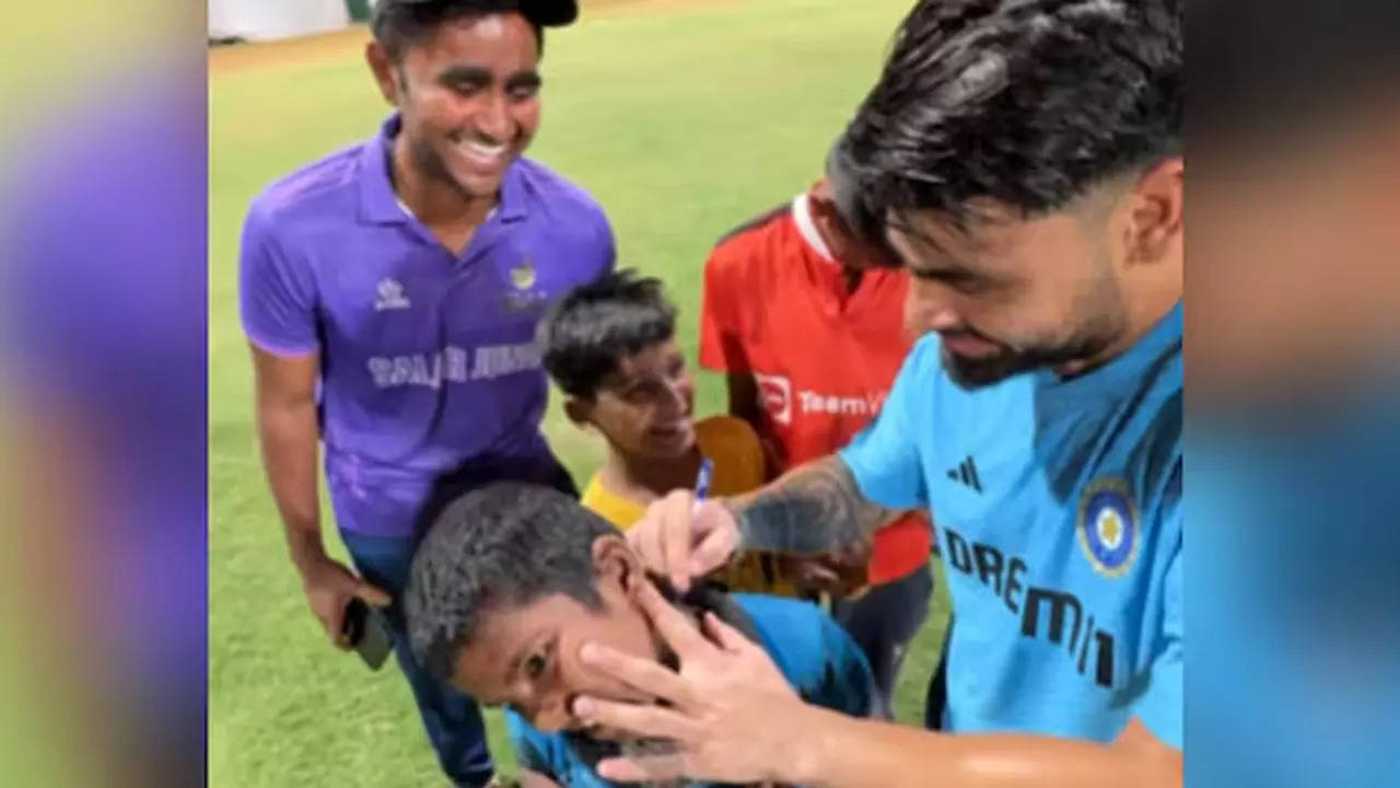 Watch: Rinku Singh mobbed by fans for autograph