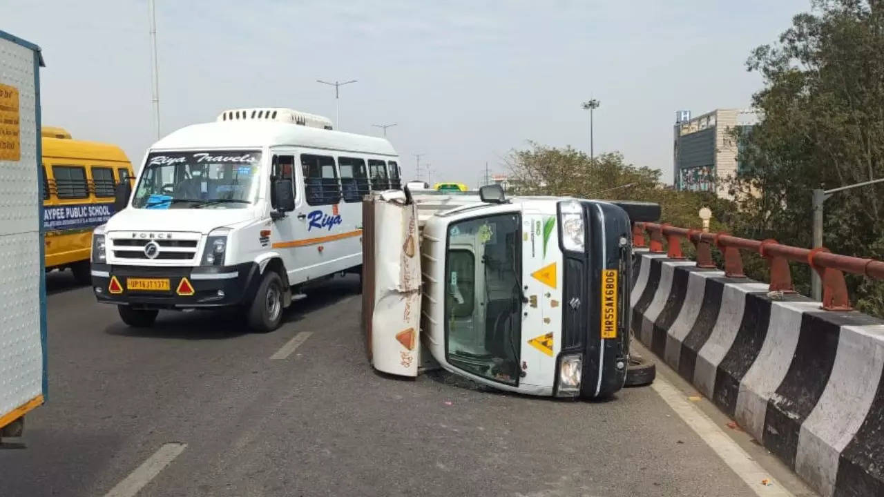 Traffic jam on Noida Elevated road as mini-truck overturns