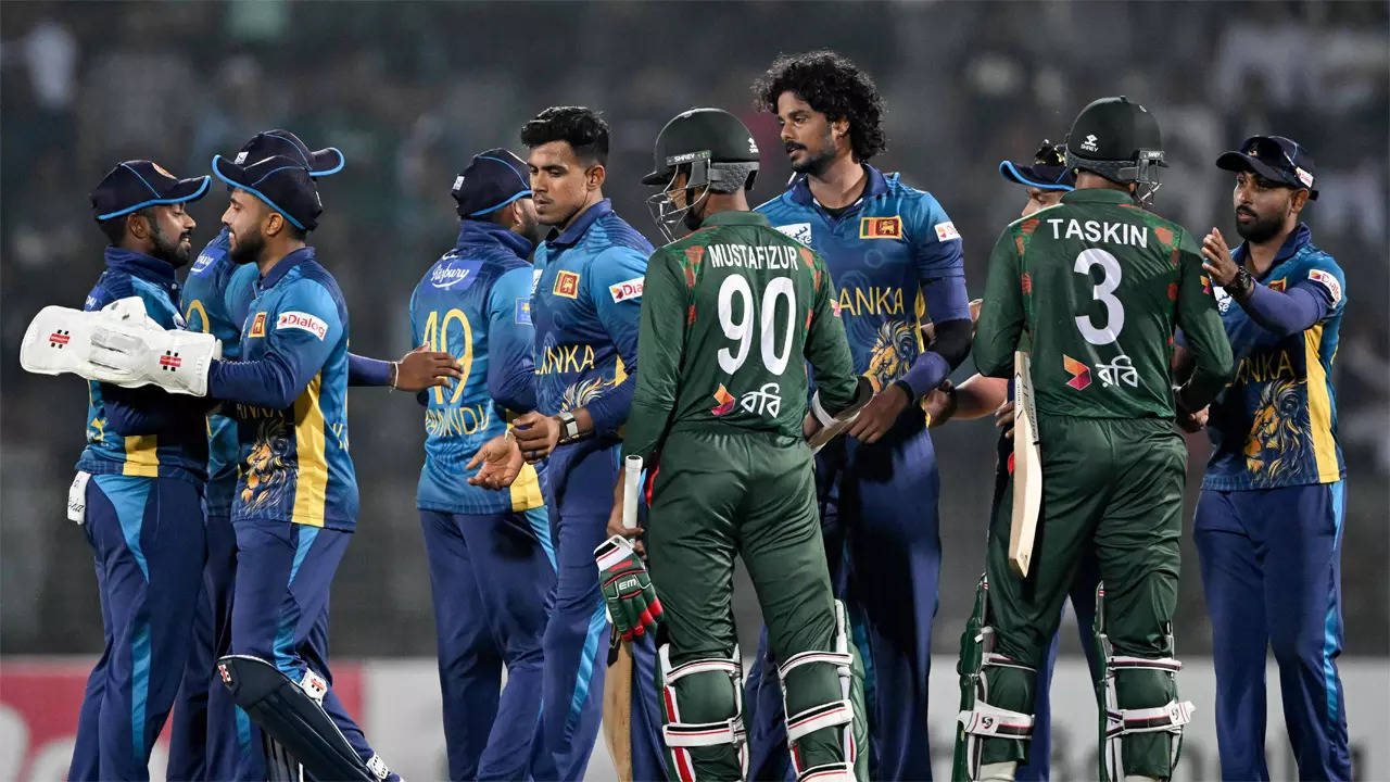Sri Lankan players shake hands with Bangladeshi players after victory at the third T20I. (AFP Photo)