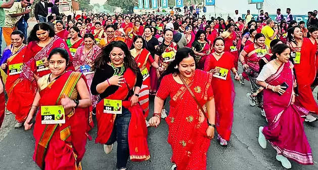 280 women run in sari for 3km to promote fitness among mothers