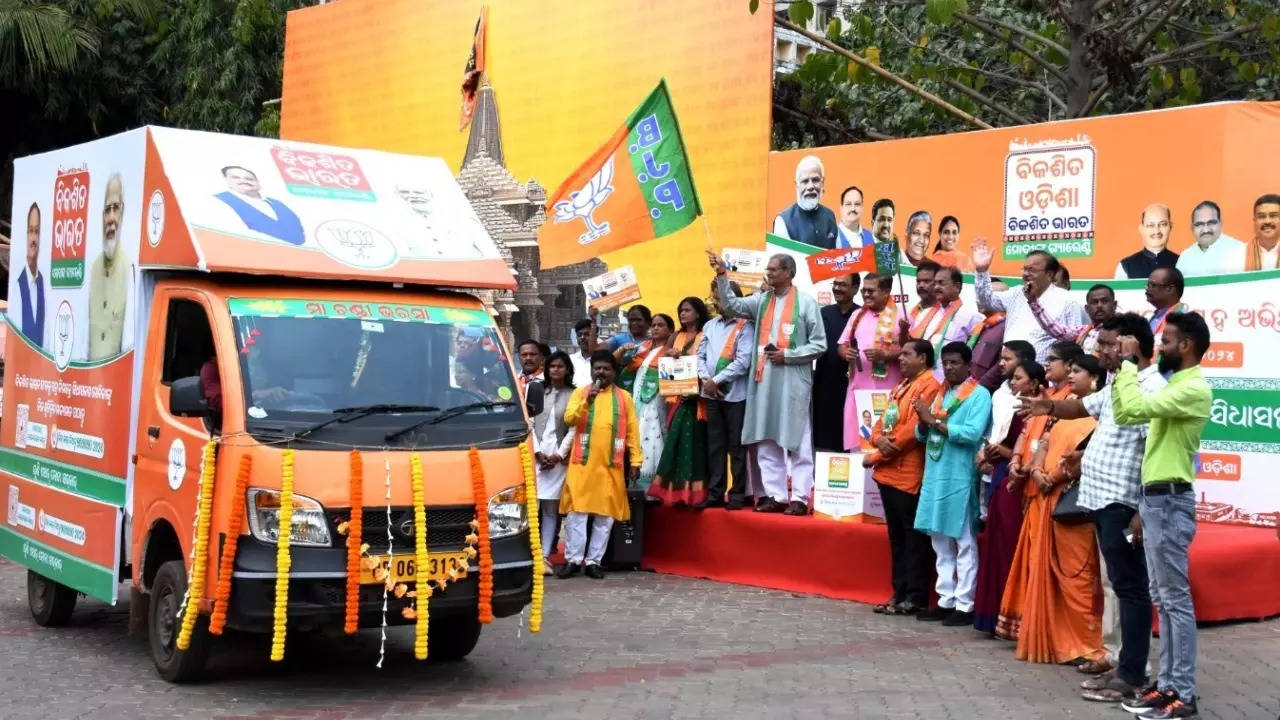 BJP flags off 34 campaign vehicles to collect suggestions from one crore people