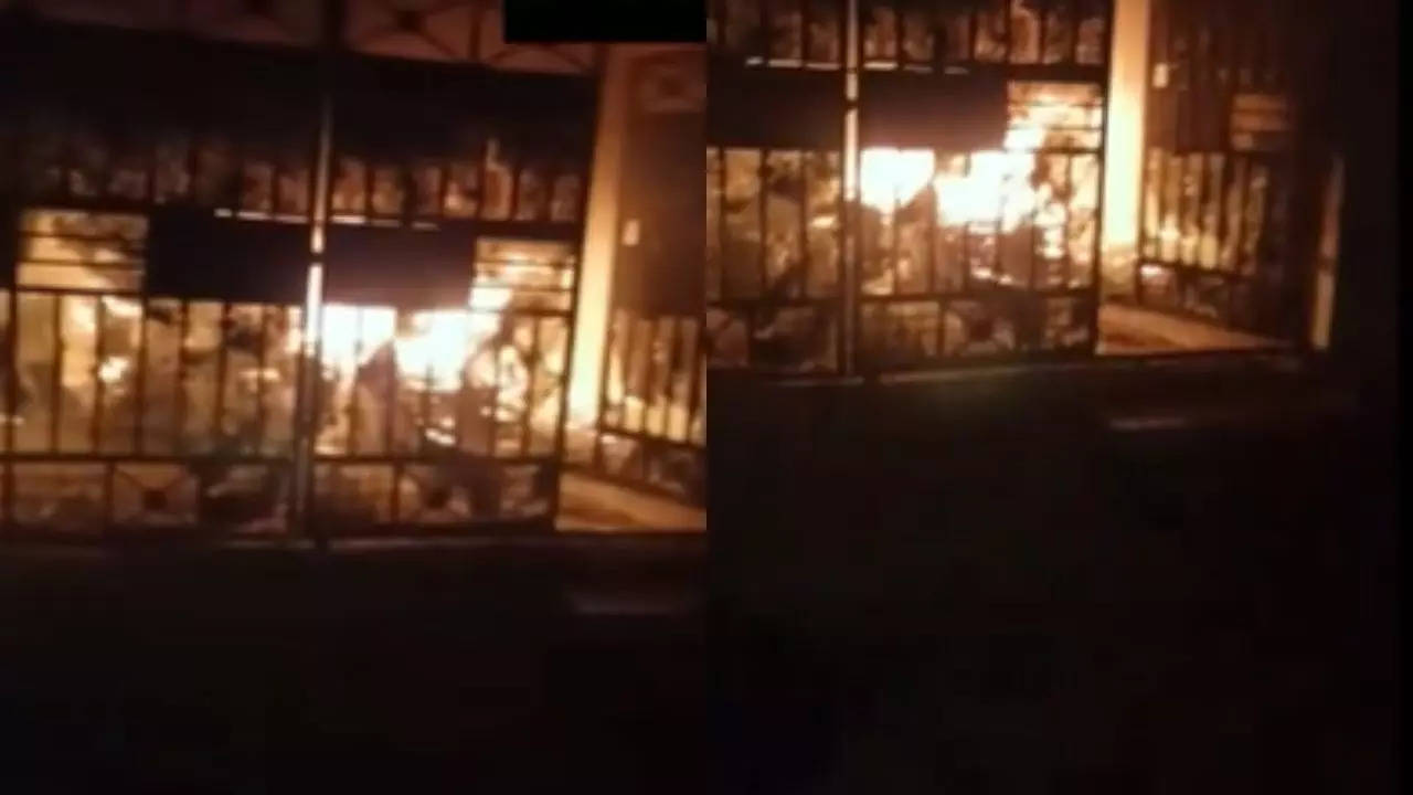 Massive fire breaks out in residential building in Shahdara (ANI videograb)