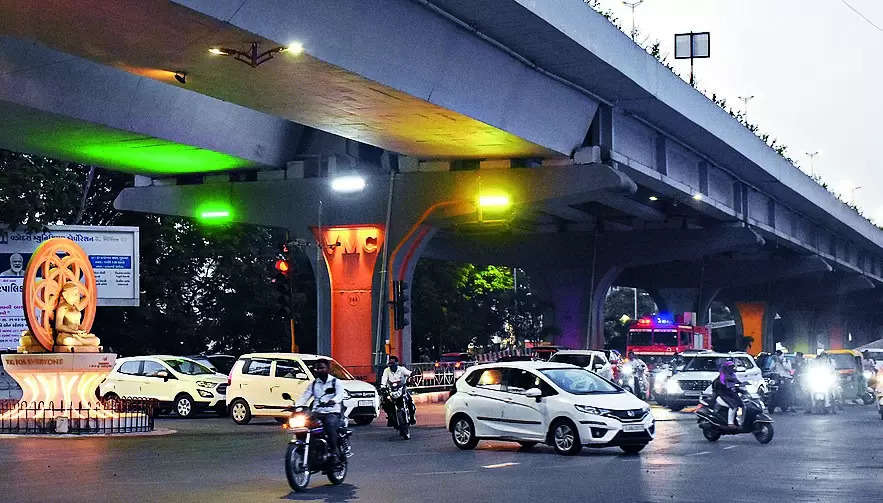 VMC wakes up to traffic snarls on longest flyover