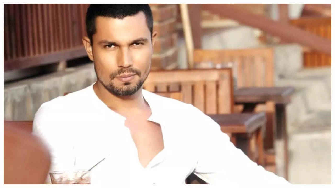 Randeep Hooda on entry into politics, says “Its not the precise time” |