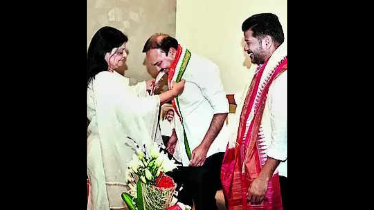 AICC Telangana in-charge Deepa Dasmunsi welcomes the BRS’ Chevella MP Ranjith Reddy into Congress in the presence of CM