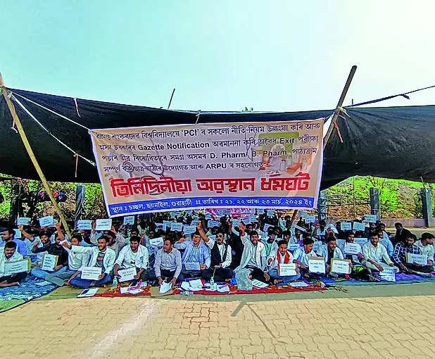Pharma students protest for not getting regn certs