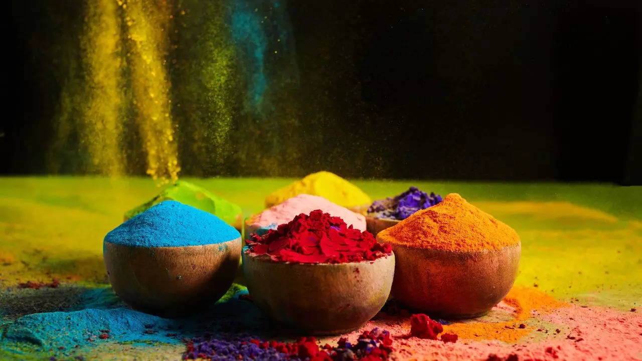 7 features that you can use to celebrate Holi with family