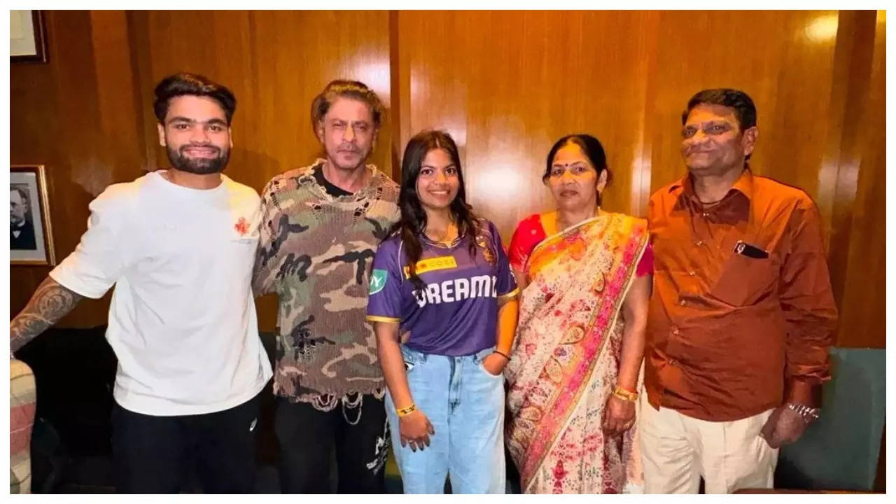 Shah Rukh Khan poses with cricketer Rinku Singh and household; see pic | Hindi Film Information