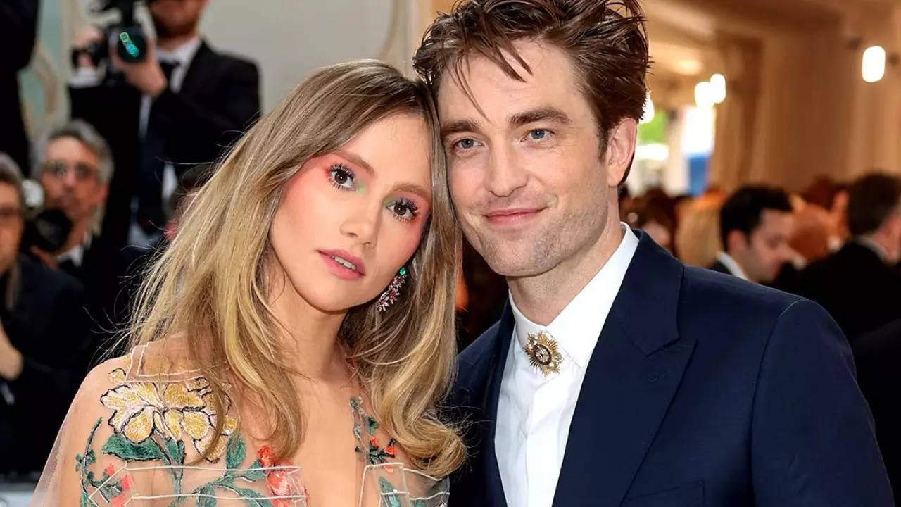 Robert Pattinson and Suki Waterhouse welcome first child collectively; noticed on an off-the-cuff stroll with their new child in Los Angeles – See images | English Film Information