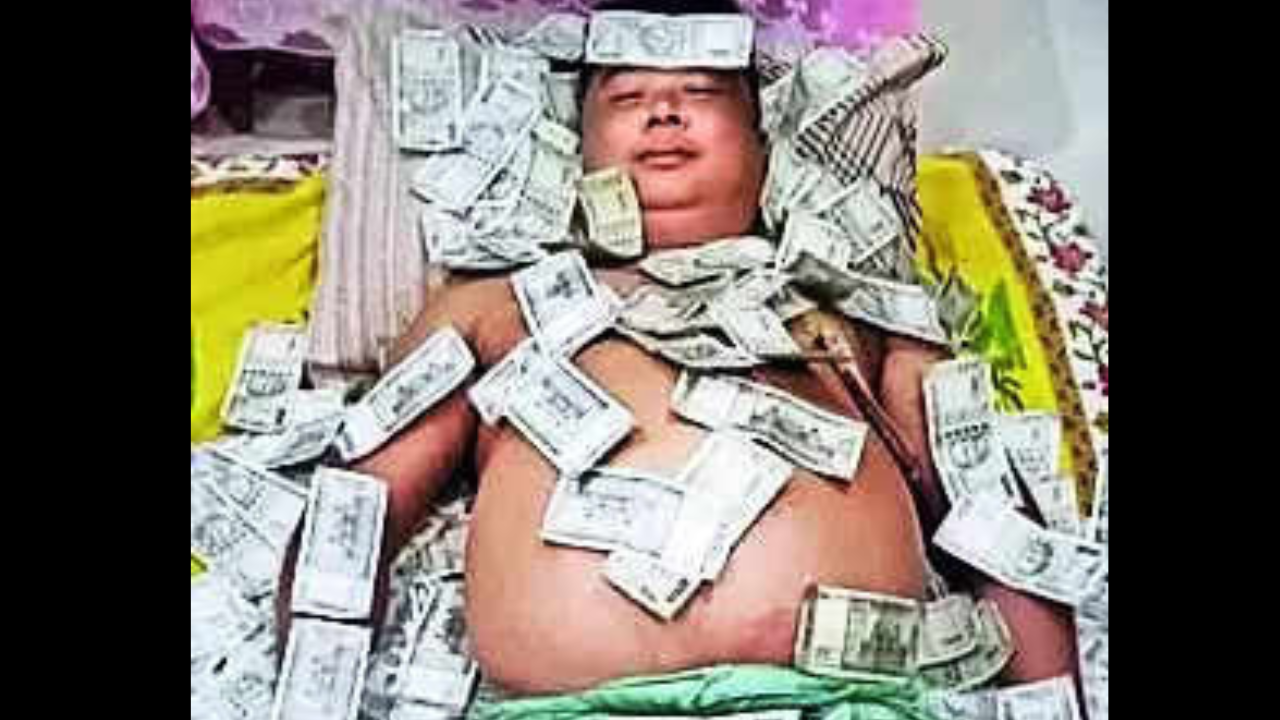 Assam neta pic with Rs 500 notes goes viral; opposition slams BJP ally