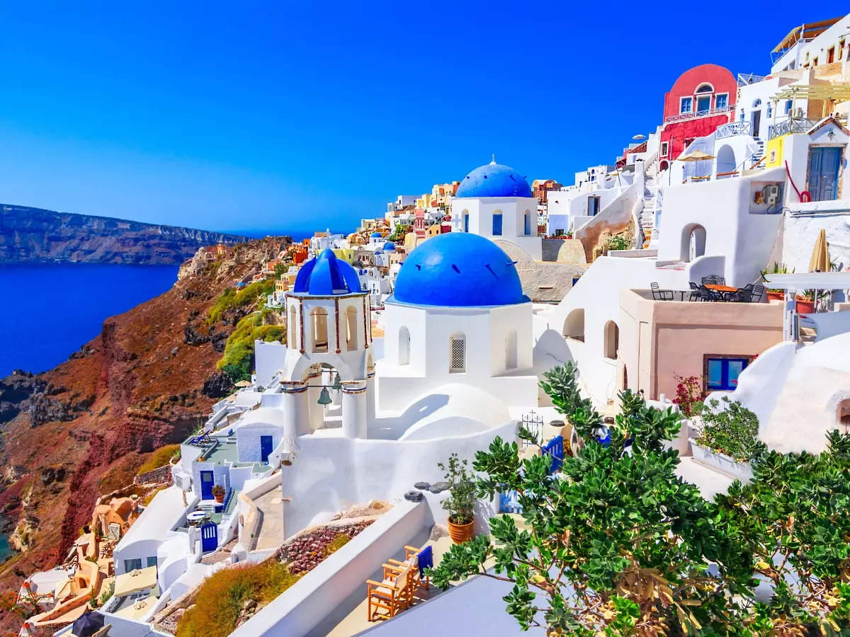 Greece: What makes Santorini one of the most beloved spring destinations