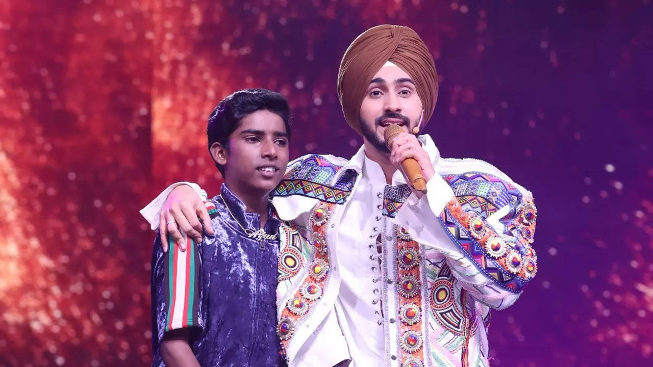 Superstar Singer 3: Host Rohanpreet Singh sings a beautiful rendition of 'Tere Bin Nahi Jeena Mar Jaana' for super judge Neha Kakkar