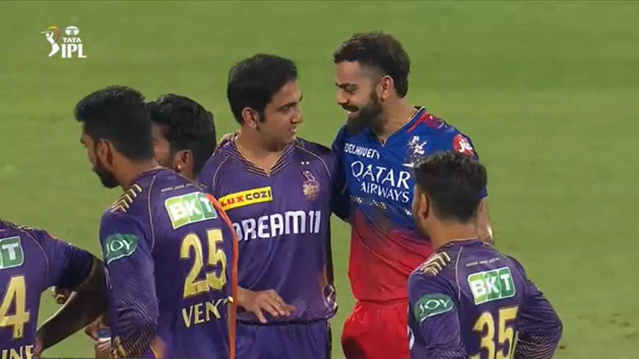 Watch: Gambhir, Kohli leave past behind, hug each other
