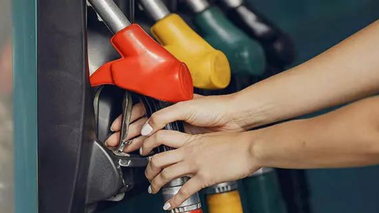 Petrol prices in Pakistan hiked by PKR 9.66 per litre, surges to PKR 289.41 per litre