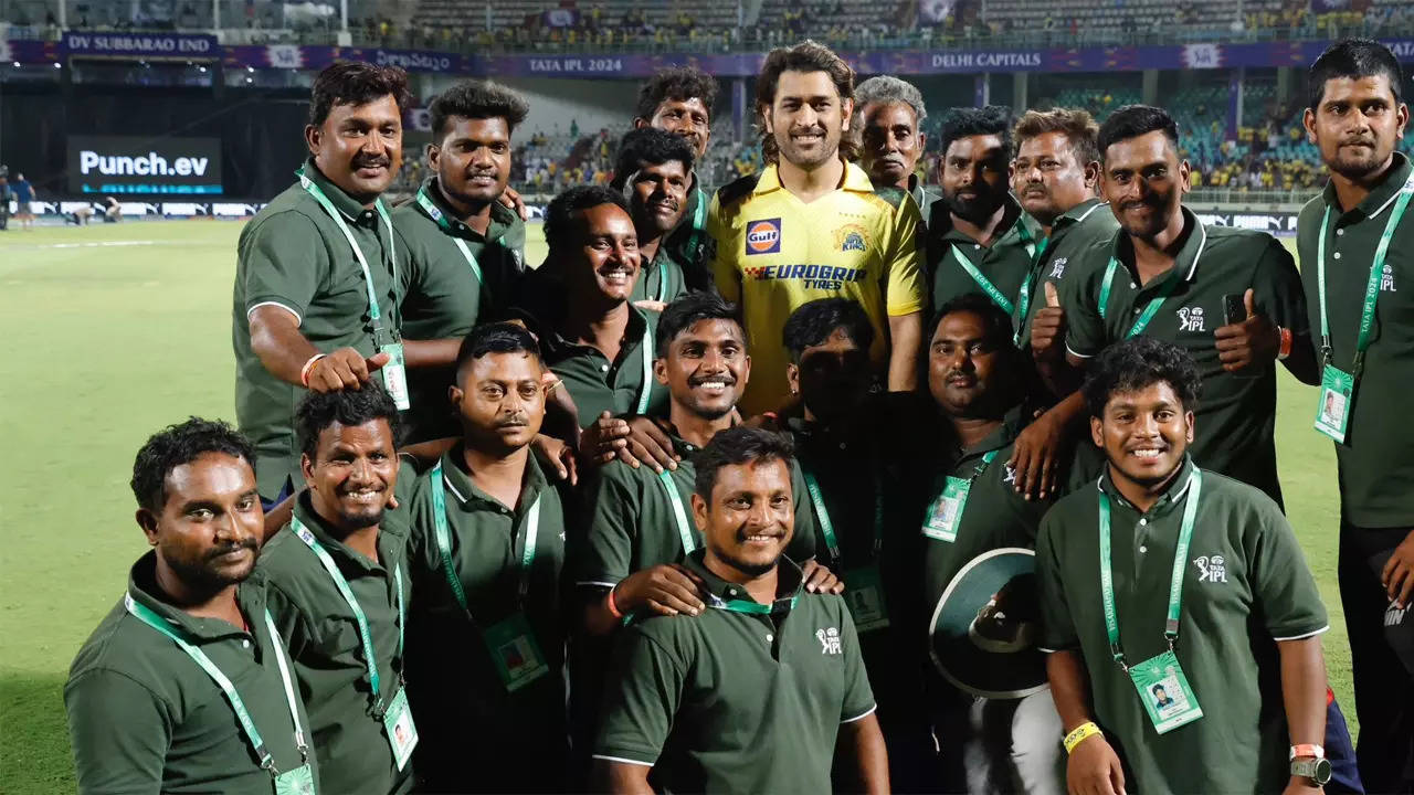 MS Dhoni posed for a photo with groundstaff despite CSK's loss