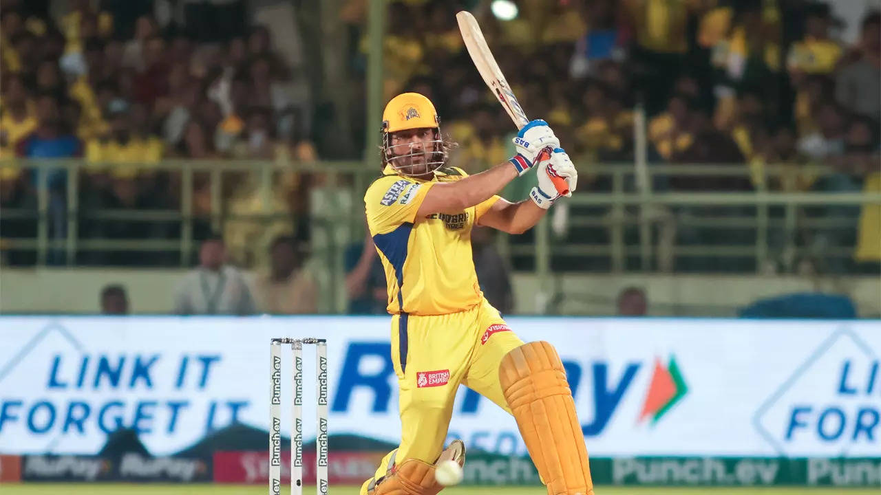 Concerns mount as MS Dhoni spotted limping. Watch