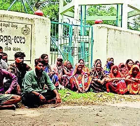 Villagers stage dharna for drinking water