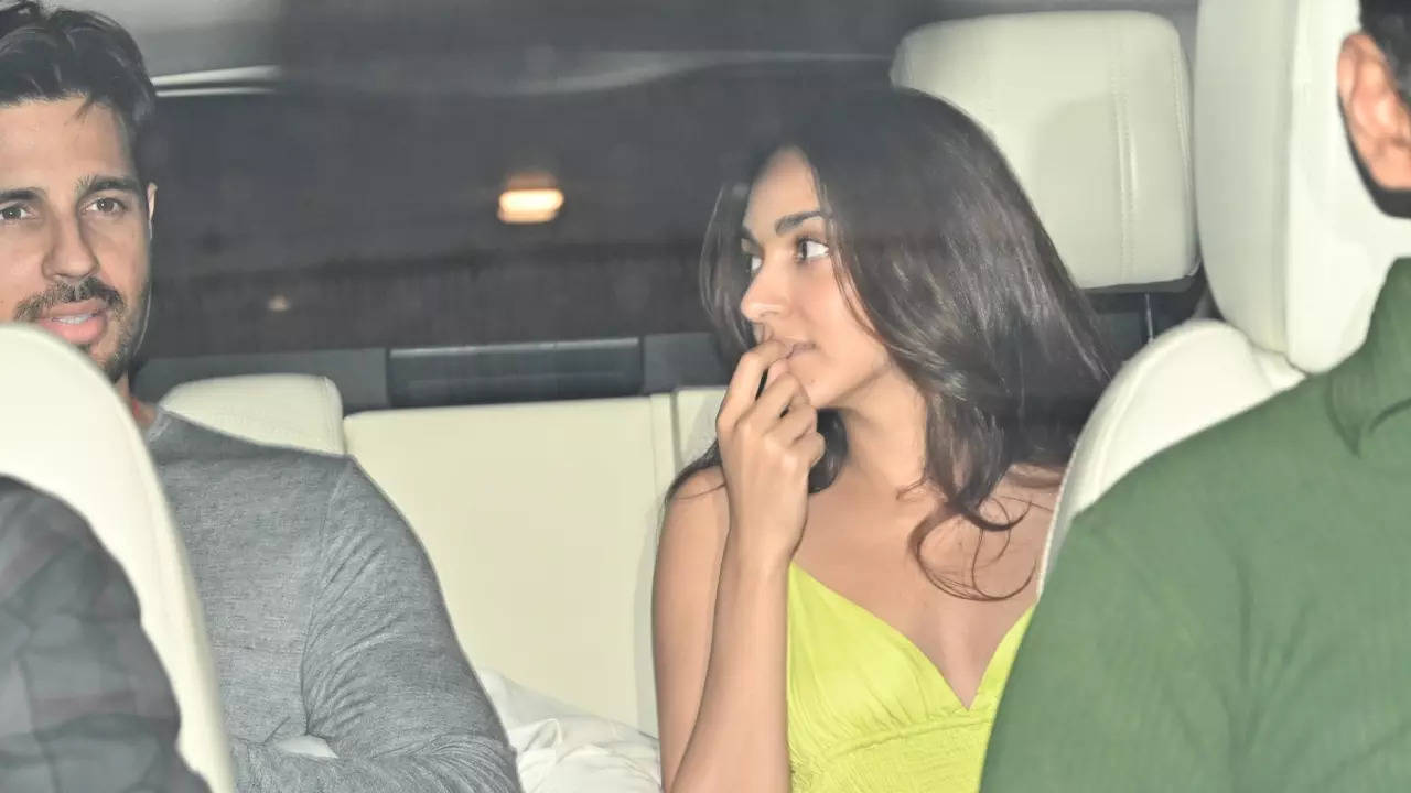 Sidharth Malhotra and Kiara Advani make a stunning couple as they get noticed arriving at Karan Johar’s home – WATCH video | Hindi Film Information