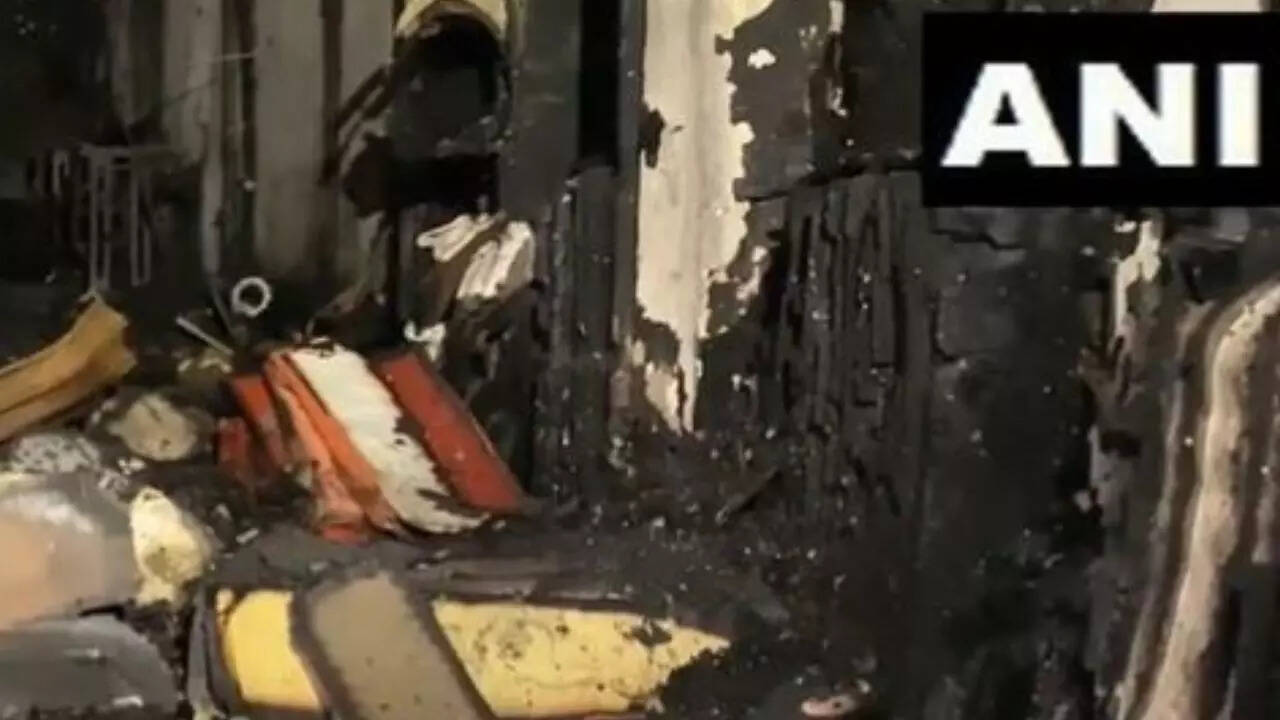 Seven killed in major fire at clothing store in Maha