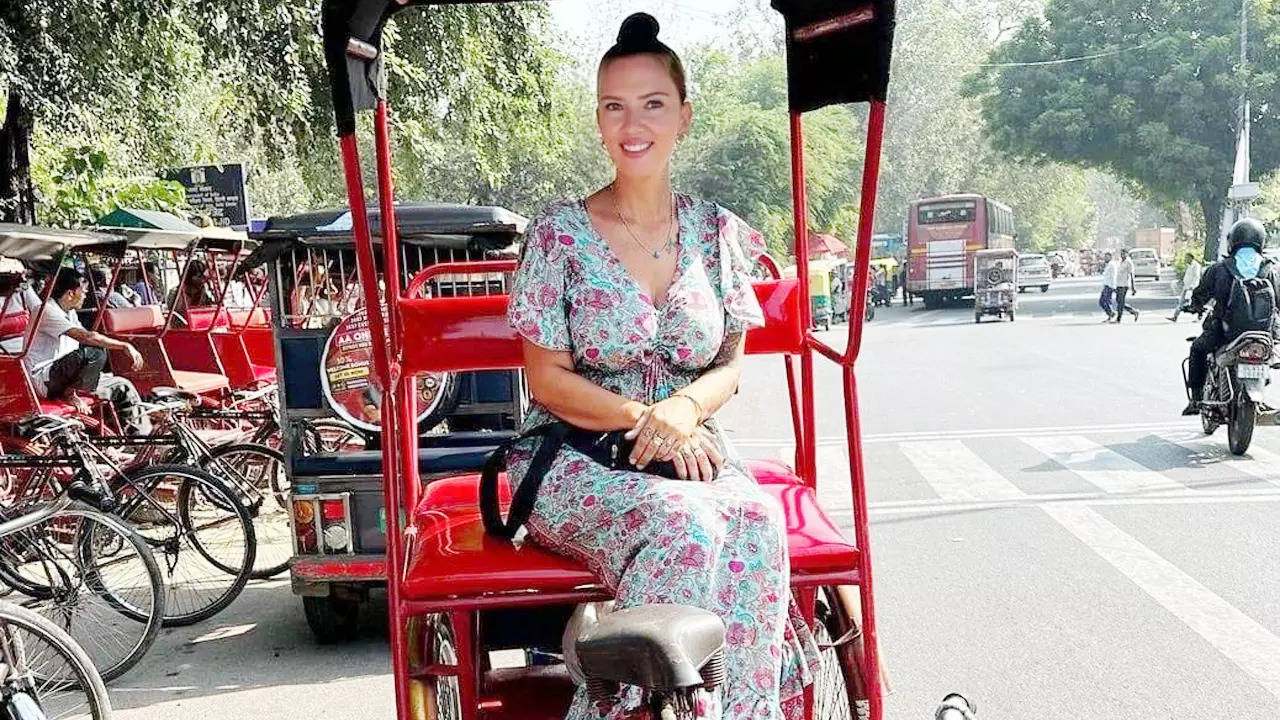 Pretend image of Scarlett Johansson sitting in a rickshaw in Delhi goes viral | English Film Information