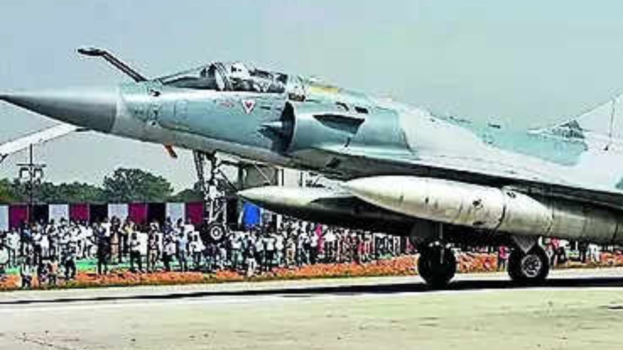 Skyway: IAF planes touchdown on Agra-Lucknow e-way