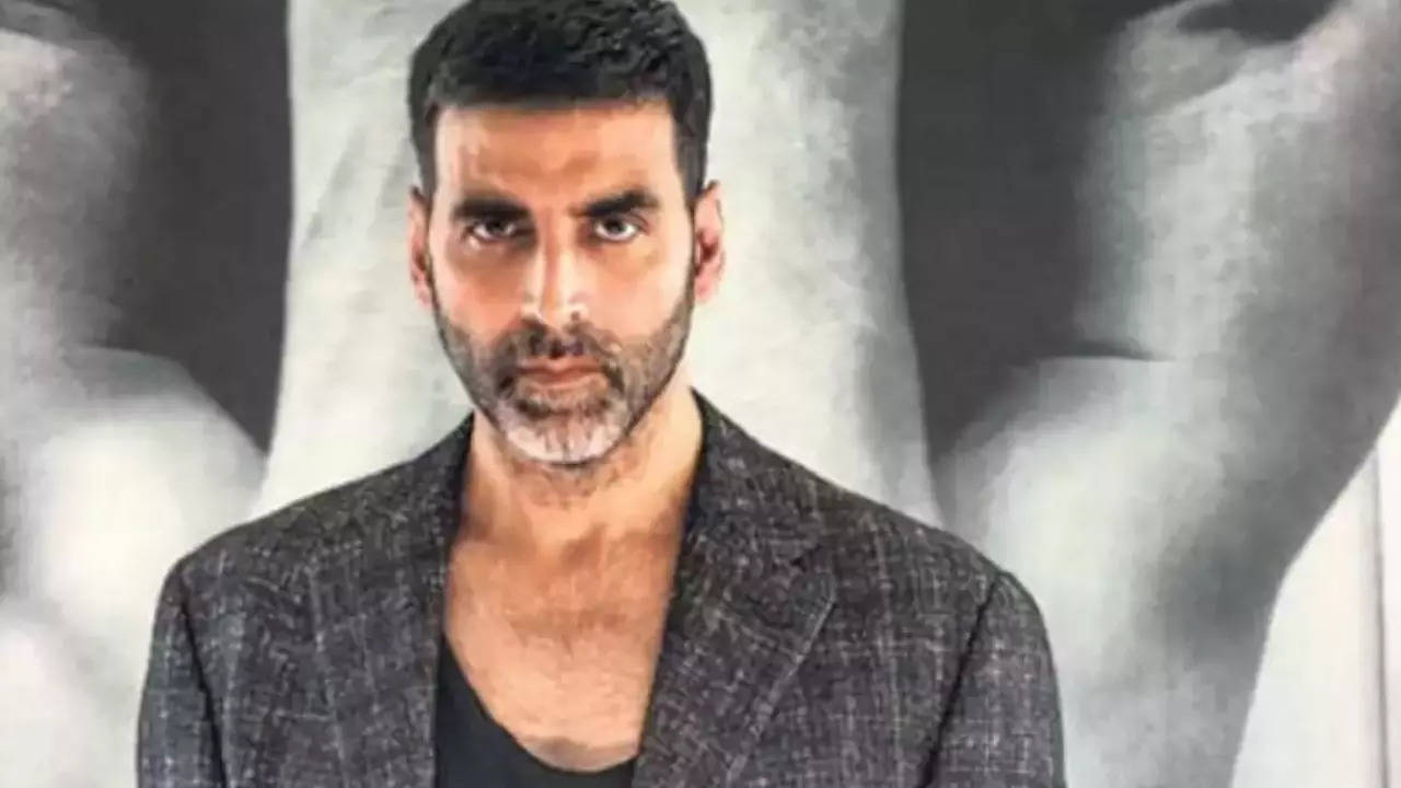 Akshay Kumar recalls a chilling encounter when fan slit his palm with a blade |