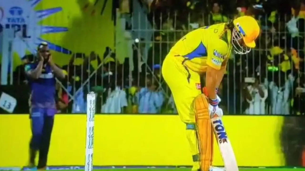Watch: Andre Russell covers ears upon Dhoni's arrival