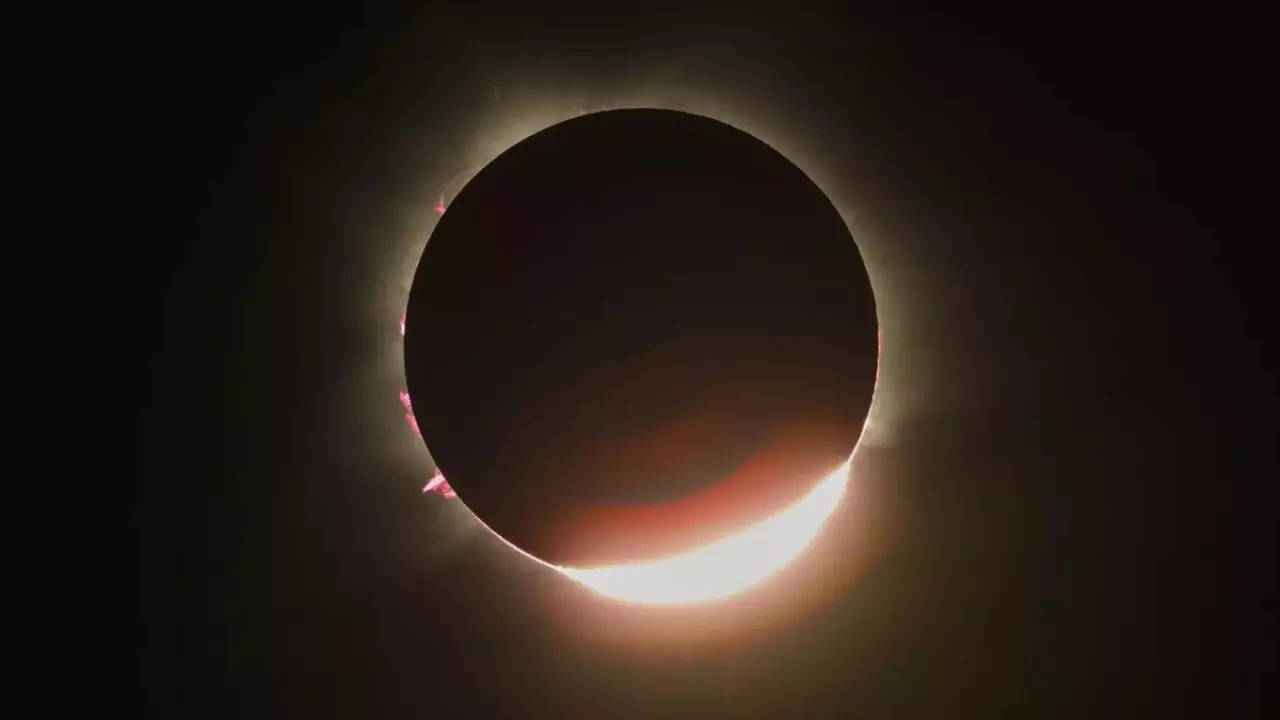 Total solar eclipse viewers experience 'boiling eyes' despite precautions