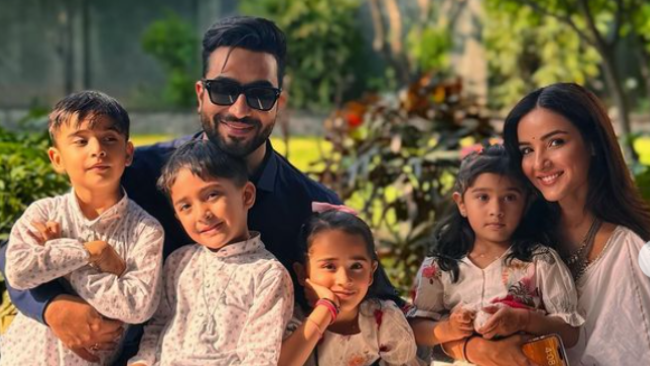 Aly Goni and Jasmin Bhasin post adorable family pictures celebrating Eid in Kashmir