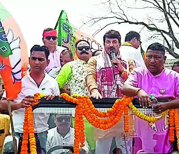 Manoj Tiwari woos voters with song & dance in Tinsukia