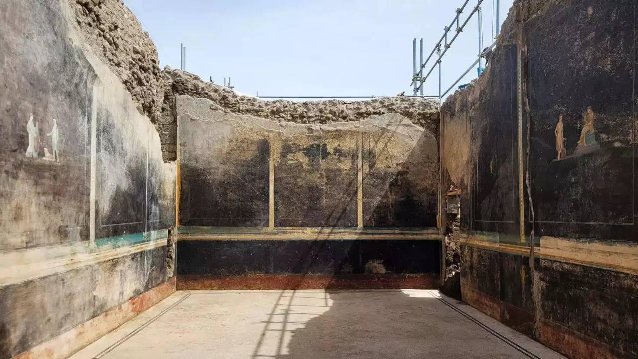 Banquet hall frescoes unearthered in Pompeii