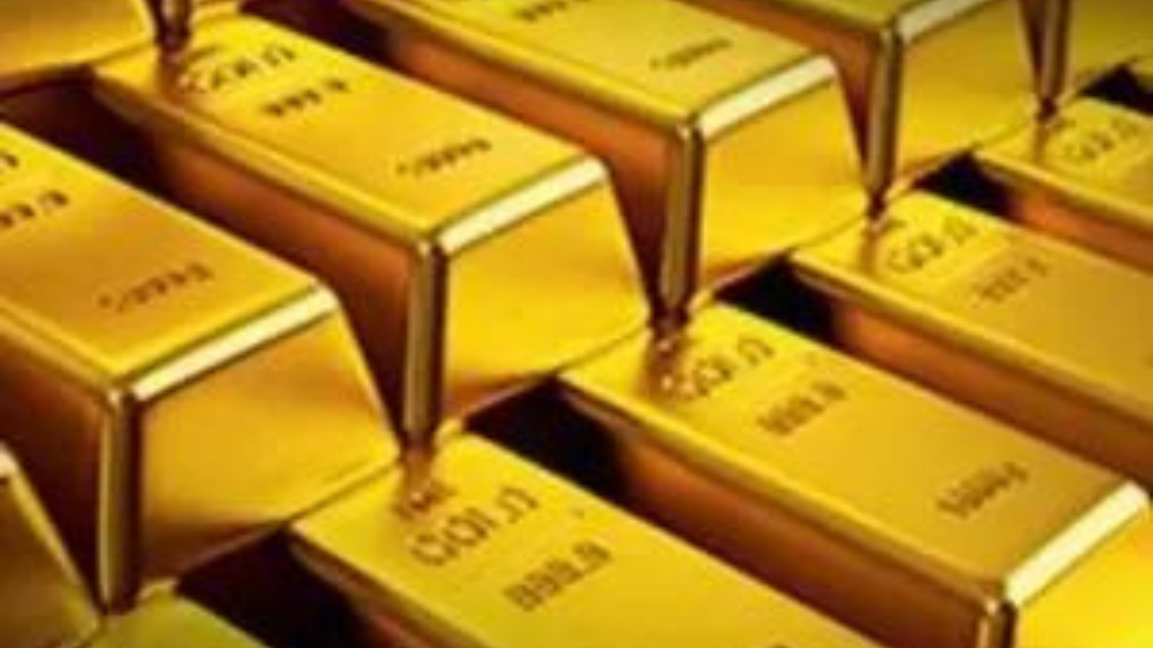 Gold nears Rs 74,000/10 gram mark on MCX