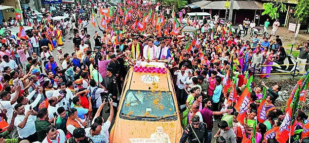 At Digboi roadshow, Sonowal seeks voters’ support to continue devpt