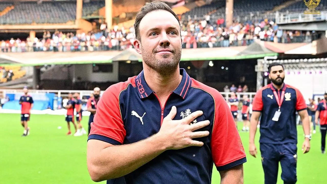 'Please stop wearing that shirt': ABD asks RCB's 'bad omen'