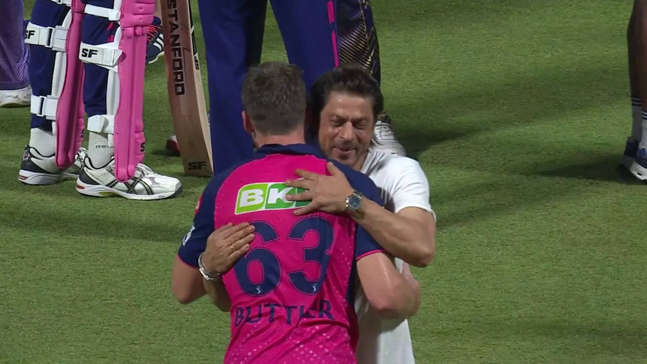 Watch: Shah Rukh Khan embraces Buttler with a hug and gives a pat on his back