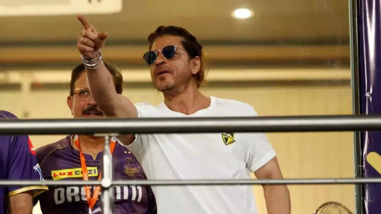 Watch: SRK meets Indian cricket legend during KKR vs RR