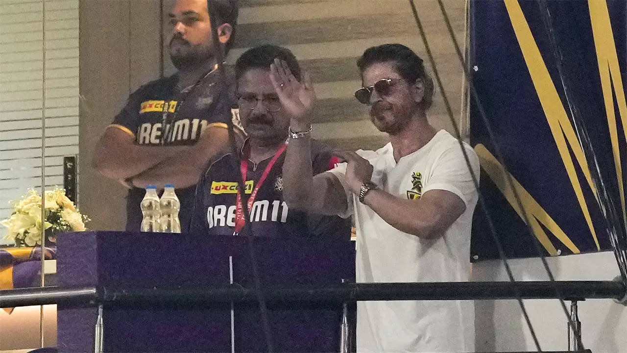 SRK gives a stirring speech to boost KKR's morale - Watch