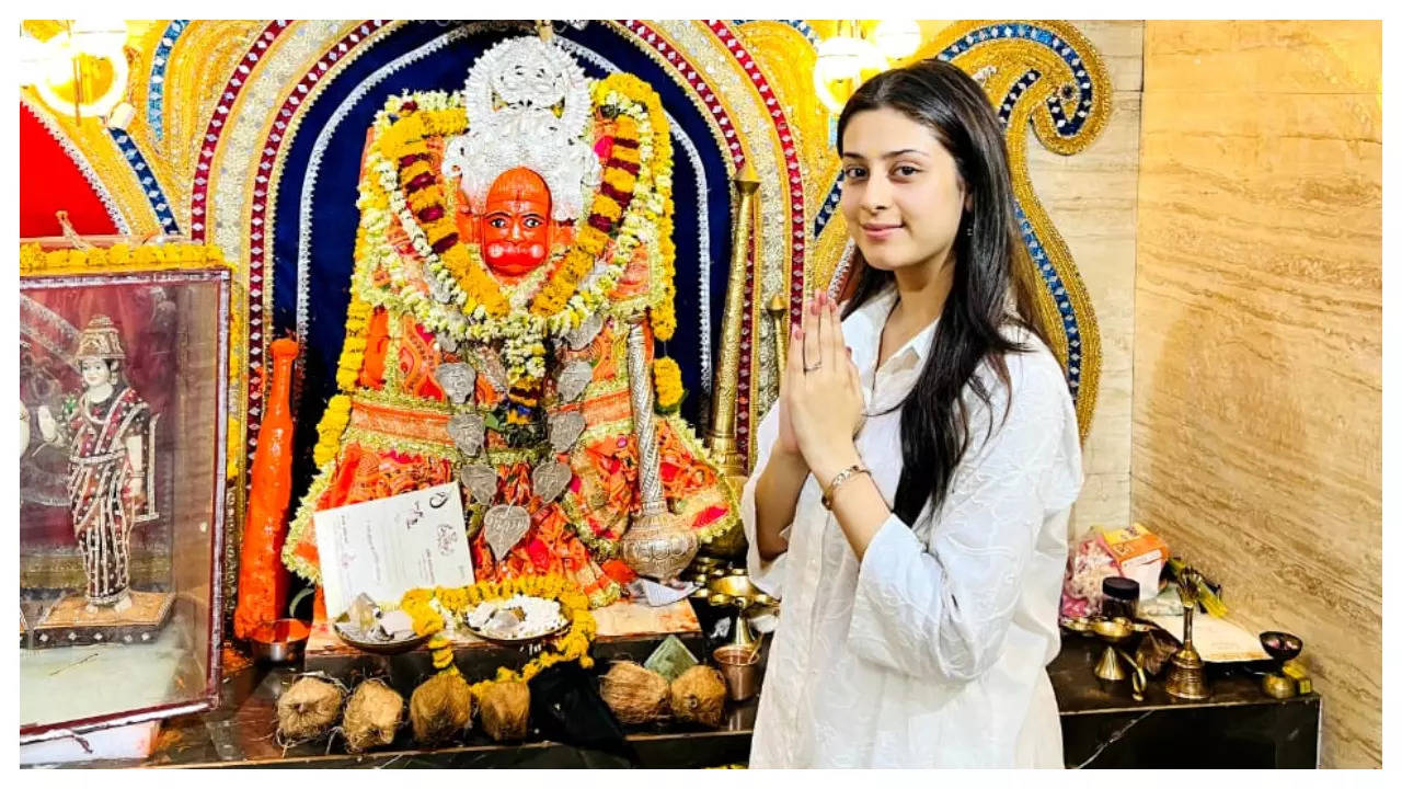 Isha Malviya celebrates Ram Navami with her family; visits a Hanuman temple to celebrate the occasion
