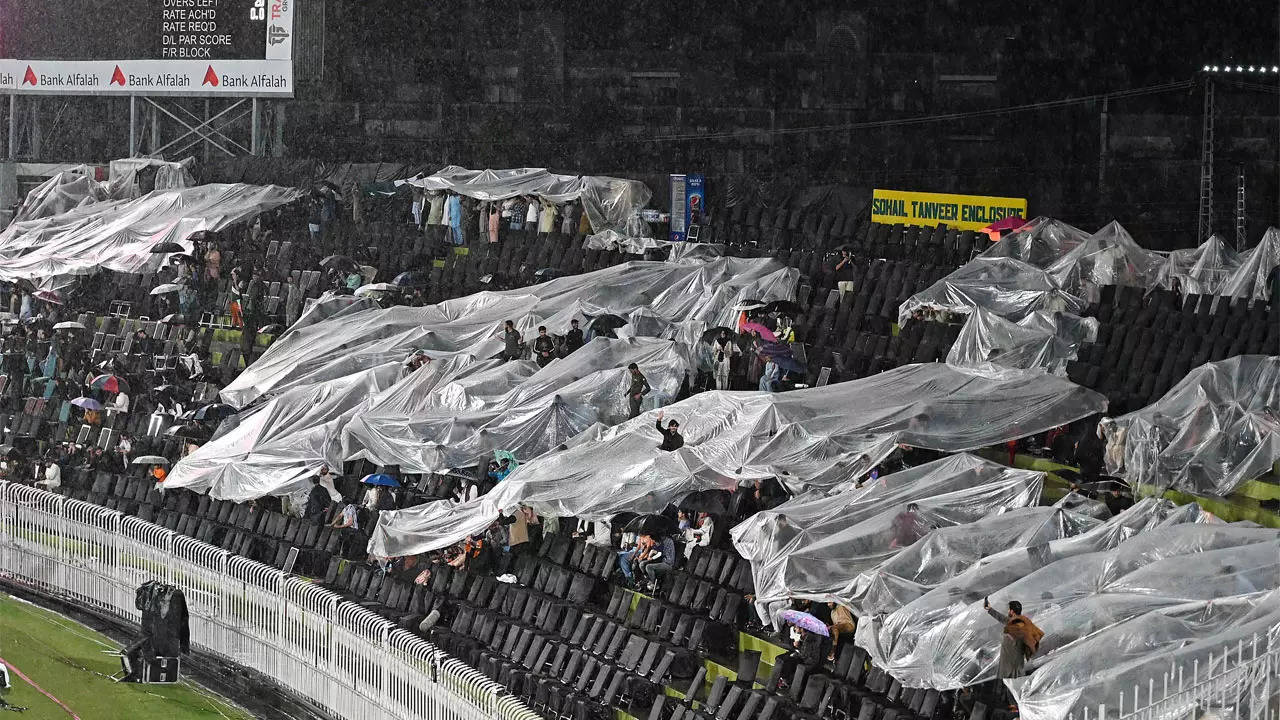 Pakistan fans forced to go under plastic sheets for shelter during rain. Watch