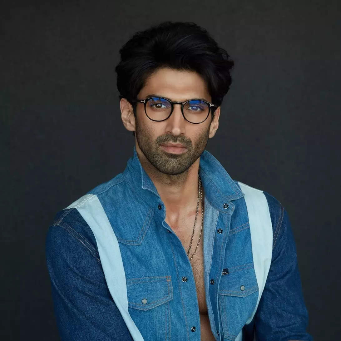 Aditya’s reacts to paps’ ‘Bohot Fast Chalte Ho’